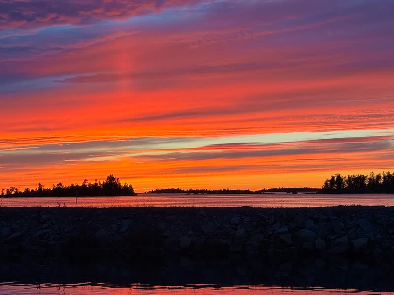 Natthimlen glöder röd och orange över skärgården