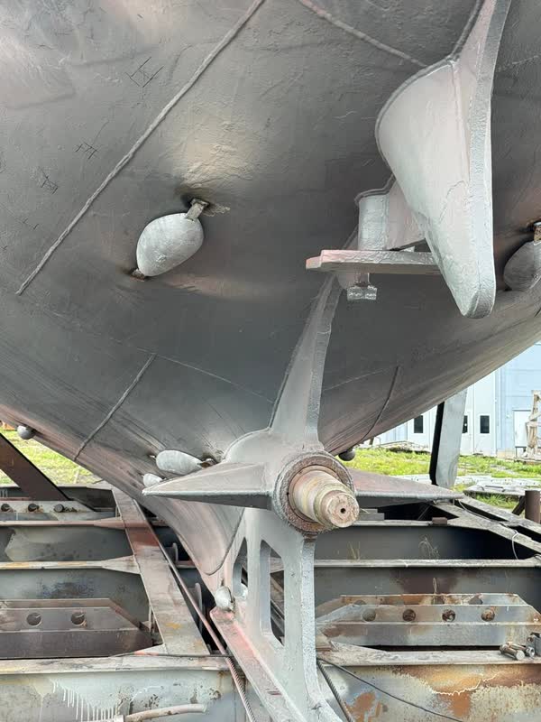 The stern from below: shaft bracket with propeller shaft, alongside rudder and anodes